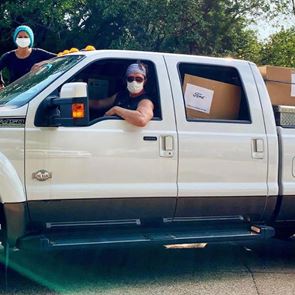 O Matthew McConaughey μοιράζει ιατρικές μάσκες με το αγροτικό