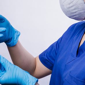 Το εμβόλιο της Pfizer/BioNTech εγκρίθηκε για μαζική χρήση