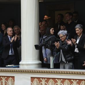 Τελέστηκε ο πρώτος γάμος ομόφυλου ζευγαριού παρουσία αστυνομικών