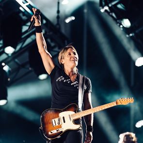 Φαντάσου να ταξιδεύεις και να δεις τον Keith Urban να τραγουδά στο αεροδρόμιο