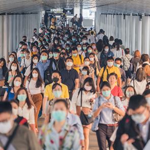 Γιατί η ανοσία της αγέλης δεν προστατεύει πλήρως από τον κορονοϊό