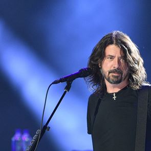 Στα ελληνικά η αυτοβιογραφία του Dave Grohl, ντράμερ των Nirvana και μπροστάρη των Foo Fighters