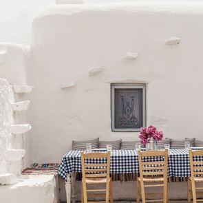 Στις ταβέρνες της &lt;em>Μυκόνου&lt;/em> τρώνε και ντόπιοι και επισκέπτες