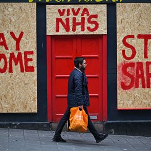 Οι νεκροί από &lt;em>κορονοϊό&lt;/em> ίσως είναι διπλάσιοι σύμφωνα με το Economist