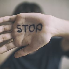 Τα νέα μέτρα της ΕΛΑΣ για την αντιμετώπιση της ενδοοικογενειακής βίας