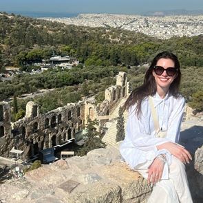 H Anne Hathaway ανεβάζει υπέροχες εικόνες από Ελλάδα στο instagram