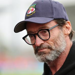 Ο Hugh Jackman θα μας κάνει να ξαναφορέσουμε τα Converse των &#39;90s