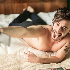 Οι selfies προκαλούν ναρκισσισμό υποστηρίζει νέα έρευνα