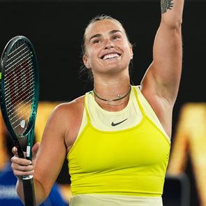 H Aryna Sabalenka έκανε πως &quot;ουρεί&quot; πάνω στο βραβείο από το Australian Open και ξεσήκωσε αντιδράσεις (video