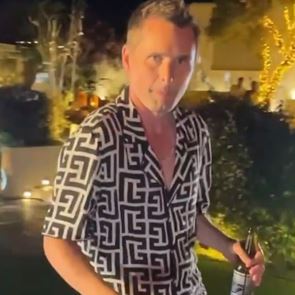 Σε άλλα νέα, ο Matt Bellamy των Muse πήγε απρόσκλητος σε ελληνικό γάμο γιατί απλά μπορεί