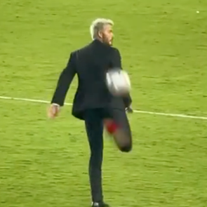 Μεγάλη μπάλα και με κοστούμι για τον David Beckham