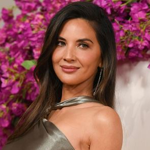 H Olivia Munn φωτογραφήθηκε ημίγυμνη και έδειξε τις ουλές της διπλής μαστεκτομής
