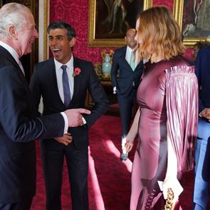 Το απρόοπτο φιλί στον Κάρολο έσπασε το πρωτόκολλο