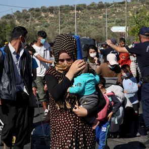 Καταφύγιο στα κοιμητήρια για τους χιλιάδες πρόσφυγες της Μόριας
