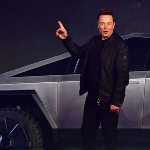 Ο &lt;em>Elon&lt;/em> &lt;em>Musk&lt;/em> πλουτίζει ακόμα περισσότερο, η Tesla προχωρά σε περικοπές μισθών