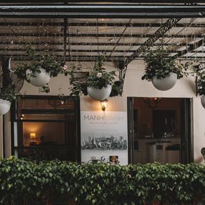 Το αθηναϊκό εστιατόριο που γοήτευσε τους New York Times και η καταπράσινη αυλή