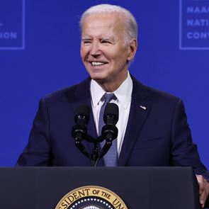 O Joe Βiden δίνει τη 'σκυτάλη στους νέους για να σωθεί η δημοκρατία