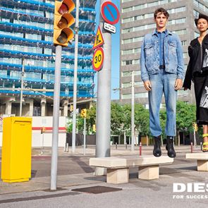 Η Diesel αποθεώνει το denim