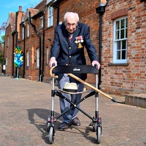 Αντίο υπέροχε Captain Tom