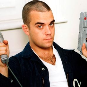 O Robbie Williams νιώθει στοχοποιημένος από τους εξωγήινους