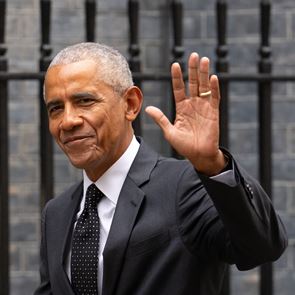 Ο Barack Obama έκανε μια αστεία χειρονομία για τον Donald Trump κι έγινε viral