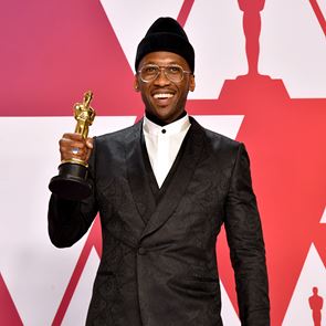 Μία ματιά στις απίθανες εμφανίσεις του Mahershala Ali στο κόκκινο χαλί