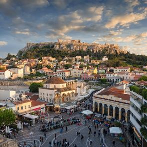 Bloomberg: "Στην πανδημία η Ελλάδα περπατά με το κεφάλι ψηλά