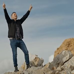 Ο Αλέξανδρος Τσουβέλας κυκλοφόρησε το απόλυτο τραγούδι για τα πανηγύρια