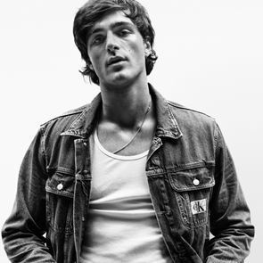 Η Calvin Klein επιστρέφει στα essentials