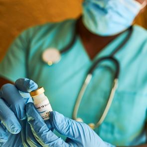 Μερικά παράδοξα συμπεράσματα για τη μετάλλαξη Όμικρον