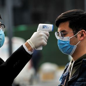 Νέα έρευνα ανατρέπει τα δεδομένα για τη μετάδοση του &lt;em>κορονοϊού&lt;/em>