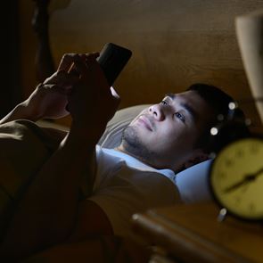 Γιατί κάνει κακό το σκρολάρισμα στο κινητό