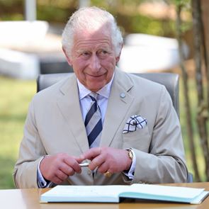 Ο Κάρολος ξεκίνησε τις απολύσεις από όταν στέφθηκε Βασιλιάς