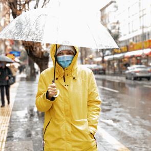 Κορονοϊός: Ψυχρολουσία με 91 νεκρούς