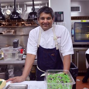 Floyd Cardoz, ο Ινδός σεφ που χτύπησε ο κορονοϊός