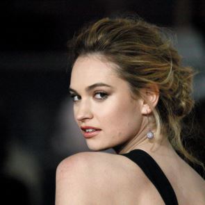 Lily James όπως λέμε Pamela Anderson