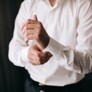 Τα λευκά &lt;em>πουκάμισα&lt;/em> της αντρικής γκαρνταρόμπας