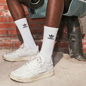 Η adidas λανσάρει 10 διαφορετικές εκδοχές λευκών <em>sneakers</em>