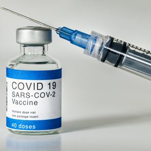 Η δεύτερη δόση του &lt;em>εμβολίου&lt;/em> ίσως έχει παρενέργειες