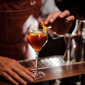 Κι όμως, το αλκοόλ επηρεάζει την επιδερμίδα σου