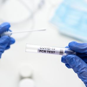 Tο PCR test μπορεί να δείχνει θετικό μετά την πέμπτη μέρα. Αλλά γιατί