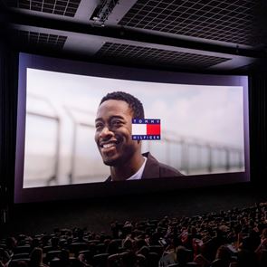 Tommy Hilfiger x F1- Η ΤΑΙΝΙΑ: Η πολυαναμενόμενη avant-première της Αθήνας γεμάτη &lt;em>μόδα&lt;/em>, racing vibes και κινηματογραφική αίγλη