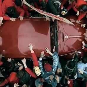 Το αυτοκίνητο του El Profesor φυσικά και θα ήταν ένας κόκκινος Σκαραβαίος