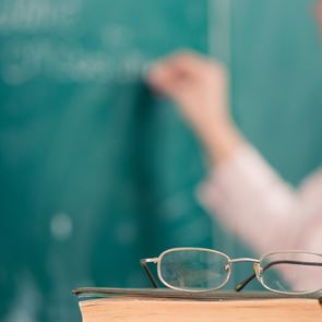 Δασκάλα απολύθηκε επειδή έδινε συμβουλές ως &#39;πάπισσα του οργασμού