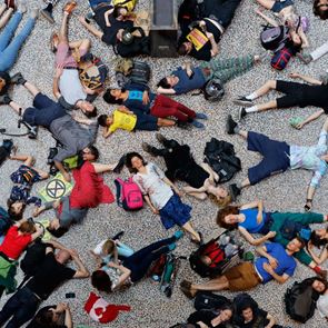 Ακτιβιστές κάνουν έκκληση στη βιομηχανία της μόδας για την κλιματική αλλαγή