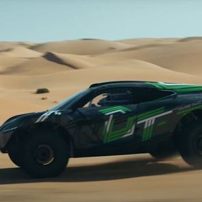 Το BMW Dune Taxi τρομάζει και τις καμήλες