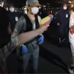 Σε άλλα νέα, κάποιος προσπάθησε να σβήσει την Ολυμπιακή φλόγα με νεροπίστολο