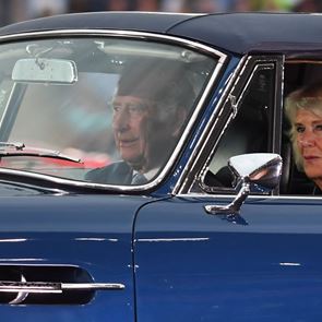 Ο Πρίγκιπας Κάρολος εμφανίστηκε με vintage &lt;em>Aston&lt;/em> &lt;em>Martin&lt;/em> που λειτουργεί με τυρί και κρασί