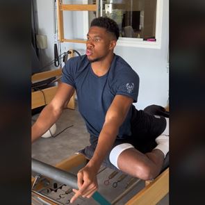 Ο Γιάννης Αντετοκούνμπο ζορίζεται στο πιλάτες και τα σχόλια μυρίζουν &lt;em>Ελλάδα&lt;/em> (video)