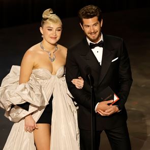 H &#39;περίεργη&#39; στιγμή στην ερωτική σκηνή του Andrew Garfield και της Florence Pugh